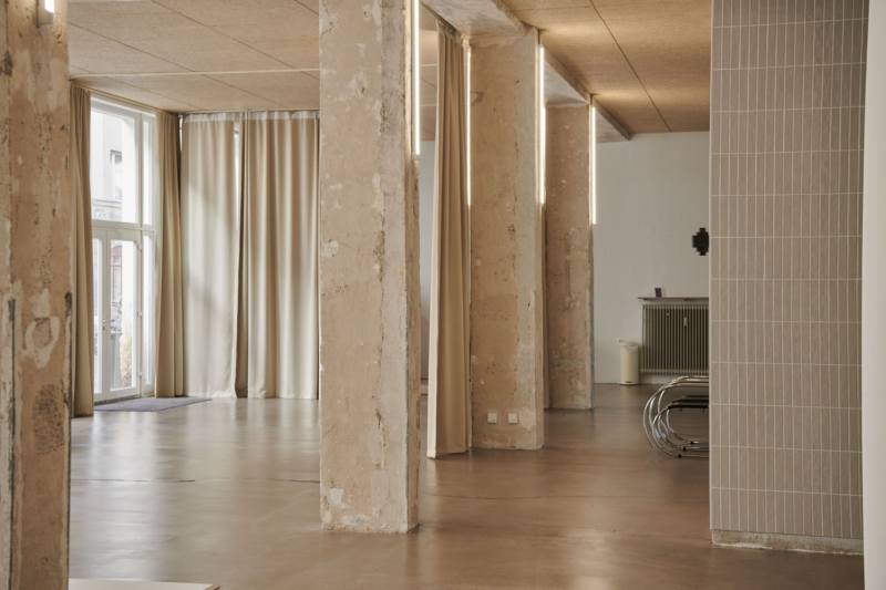 Studio-Loft mit 4 Meter hohen Decken und industriellem Charakter