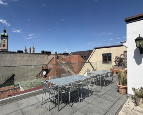 Exklusive Rooftop-Terrasse mit Blick über die Dächer von München