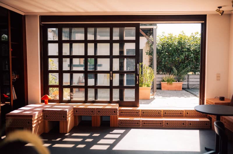 Loungebereich im Penthouse mit direktem Zugang zur Rooftop-Terrasse