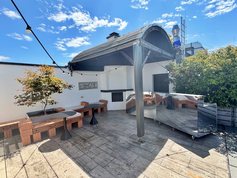 Außenbereich des Penthouse mit großzügiger Terrasse und Stadtblick