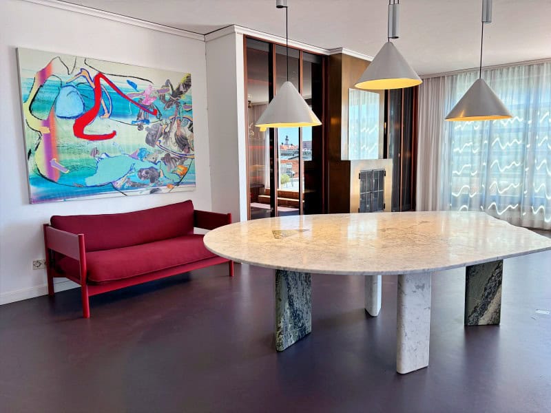 Heller Penthouse-Innenraum mit Designmöbeln und großen Fensterfronten