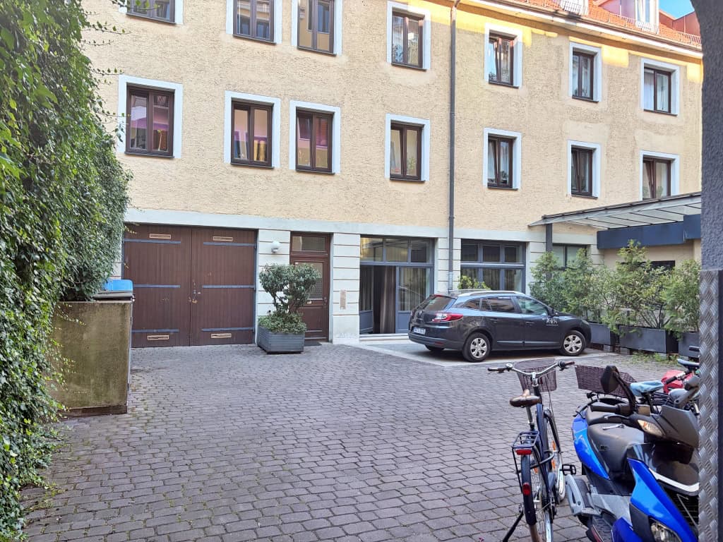 Innenhof /Parkplatz Parkplatz im Innenhof für Anlieferung und Logistik des Pop-up-Stores