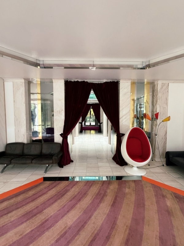 Eingangsbereich der Villa an der Isar mit 80er-Jahre-Design