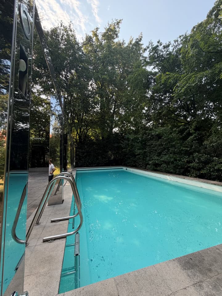 Outdoor-Pool in der Parkanlage der Villa an der Isar