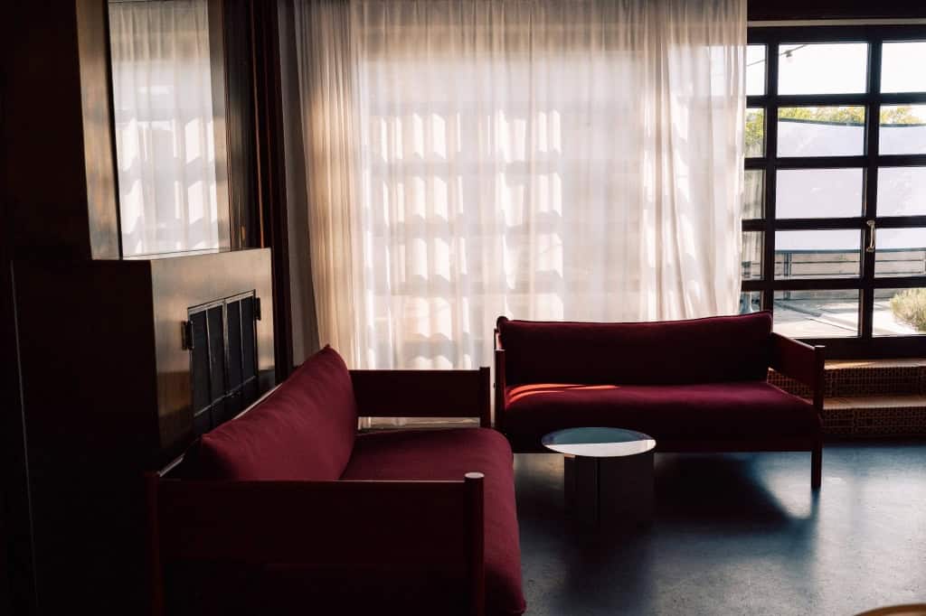 ohnbereich des Penthouse mit Retro-Interior und Altstadtblick