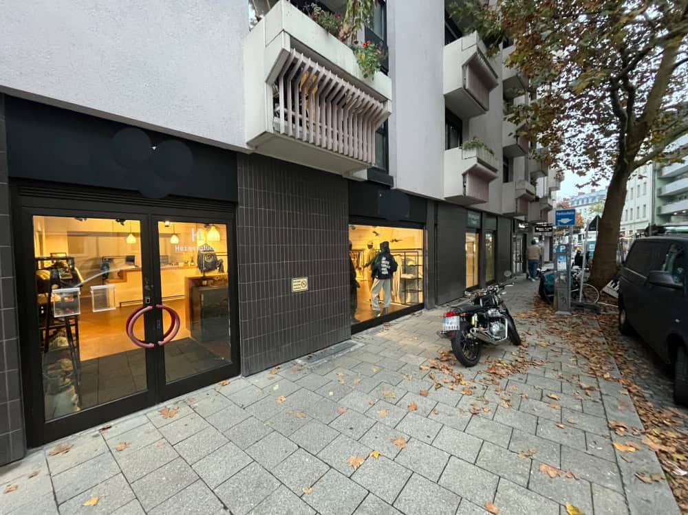 Große Schaufensterfront des Pop-up Stores in München